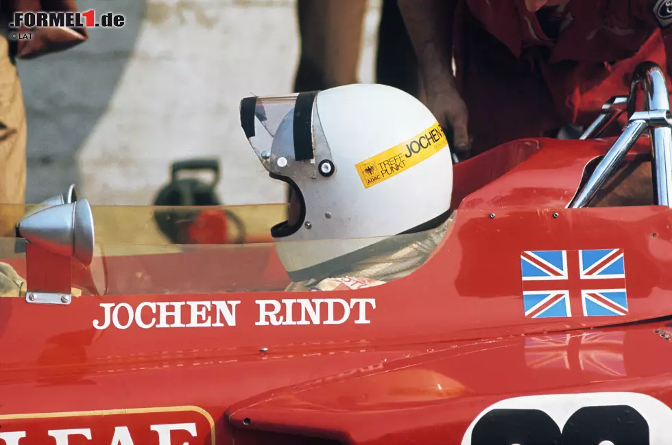 ... Visier zu, fünf Runden später brach in der Parabolica-Kurve die rechte innere Bremswelle - eine weitere riskante Entwicklung Chapmans. Der Lotus bog sofort nach links ab und krachte in die Leitplanken. Rindt hatte keine Chance: Beim Anprall wurde die Front ... Foto zur News: ... Visier zu, fünf Runden später brach in der Parabolica-Kurve die rechte innere Bremswelle - eine weitere riskante Entwicklung Chapmans. Der Lotus bog sofort nach links ab und krachte in die Leitplanken. Rindt hatte keine Chance: Beim Anprall wurde die Front ...