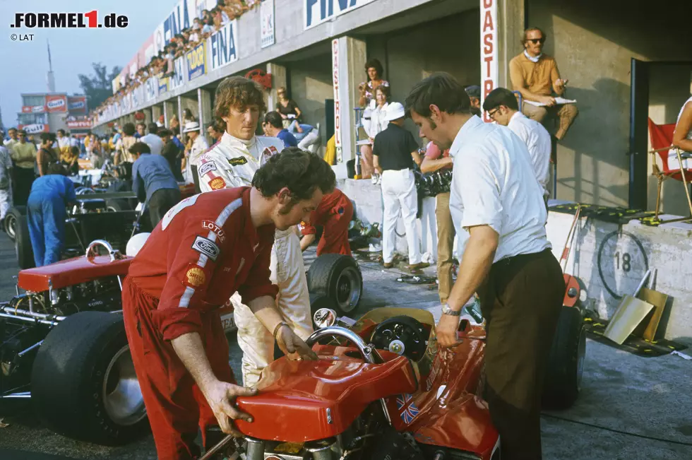 ... von Monza: Um einen besseren Topspeed zu erreichen, ließ Boss Chapman die Flügel abmontieren. Rindt begutachtete Momente vor dem folgenschweren Qualifying am Samstag seinen Lotus 72, während ... Foto zur News: ... von Monza: Um einen besseren Topspeed zu erreichen, ließ Boss Chapman die Flügel abmontieren. Rindt begutachtete Momente vor dem folgenschweren Qualifying am Samstag seinen Lotus 72, während ...