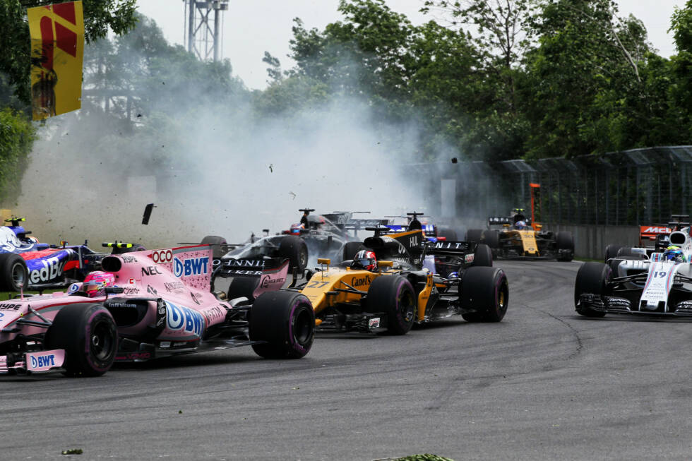 Foto zur News: ... während der Safety-Car-Phase zu stoppen. Denn Carlos Sainz lässt Romain Grosjean etwas weiter hinten keinen Platz, verliert seinen Toro Rosso infolgedessen außer Kontrolle und schießt vor Kurve 3 den chancenlos ausgelieferten Felipe Massa brutal ab.