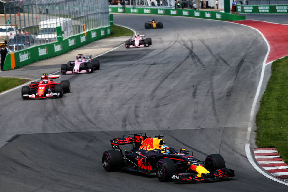 Foto zur News: Es entwickelt sich ein spannender Fünfkampf um den dritten Platz: Ricciardo (Soft) verteidigt sich mit den ältesten Reifen nach hinten, von wo die Force Indias drücken. Die bekommen kurzzeitig etwas Luft - weil beide Ferraris einen zweiten Boxenstopp einlegen und für einen Schlussspurt auf Ultrasoft wechseln.