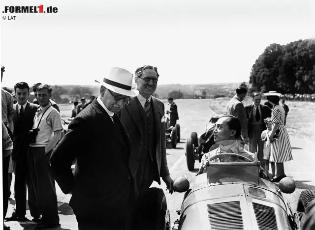 Prinz Birabongse Bhanudej Bhanubandh, kurz Prinz Bira. Der Enkel von Rama IV., einem König von Siam, fuhr in den Fünfzigerjahren Formel 1 und galt als talentierter Pilot. Ihm glückten zwei vierte Plätze, sein Markenzeichen war ein türkis-gelbes Auto. Später machte er sich als Olympiasegler für Thailand einen (unaussprechlichen) Namen. Foto zur News: Prinz Birabongse Bhanudej Bhanubandh, kurz Prinz Bira. Der Enkel von Rama IV., einem König von Siam, fuhr in den Fünfzigerjahren Formel 1 und galt als talentierter Pilot. Ihm glückten zwei vierte Plätze, sein Markenzeichen war ein türkis-gelbes Auto. Später machte er sich als Olympiasegler für Thailand einen (unaussprechlichen) Namen.