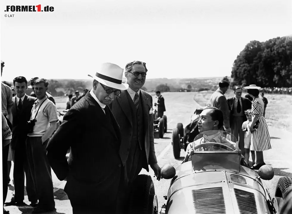 Prinz Birabongse Bhanudej Bhanubandh, kurz Prinz Bira. Der Enkel von Rama IV., einem König von Siam, fuhr in den Fünfzigerjahren Formel 1 und galt als talentierter Pilot. Ihm glückten zwei vierte Plätze, sein Markenzeichen war ein türkis-gelbes Auto. Später machte er sich als Olympiasegler für Thailand einen (unaussprechlichen) Namen. Foto zur News: Prinz Birabongse Bhanudej Bhanubandh, kurz Prinz Bira. Der Enkel von Rama IV., einem König von Siam, fuhr in den Fünfzigerjahren Formel 1 und galt als talentierter Pilot. Ihm glückten zwei vierte Plätze, sein Markenzeichen war ein türkis-gelbes Auto. Später machte er sich als Olympiasegler für Thailand einen (unaussprechlichen) Namen.