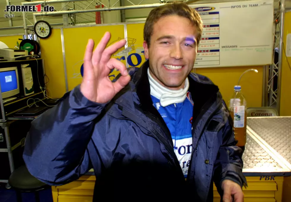 Paul Belmondo. Der Sohn des französischen Kinostars Jean-Paul Belmondo war als Motorsport lange nicht so erfolgreich wie sein Vater auf der Leinwand. Für die Hinterbänkler March und Pacific gurkte er 1992 und 1994 in der Formel 1 hinterher. Mehr Schlagzeilen machte der Lebemann durch eine Liaison mit Prinzessin Stephanie von Monaco. Foto zur News: Paul Belmondo. Der Sohn des französischen Kinostars Jean-Paul Belmondo war als Motorsport lange nicht so erfolgreich wie sein Vater auf der Leinwand. Für die Hinterbänkler March und Pacific gurkte er 1992 und 1994 in der Formel 1 hinterher. Mehr Schlagzeilen machte der Lebemann durch eine Liaison mit Prinzessin Stephanie von Monaco.