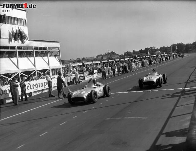 Platz 10: Die Mercedes-Asse Stirling Moss und Juan Manuel Fangio machen in der Saison 1955 gleich zwei Grands Prix mit 0,200 Sekunden Unterschied unter sich aus. Sein Heimspiel in Aintree (im Bild) gewinnt der Brite, im niederländischen Zandvoort ist der Silberpfeil des Argentiniers hauchdünn vorne. Platz 10: Die Mercedes-Asse Stirling Moss und Juan Manuel Fangio machen in der Saison 1955 gleich zwei Grands Prix mit 0,200 Sekunden Unterschied unter sich aus. Sein Heimspiel in Aintree (im Bild) gewinnt der Brite, im niederländischen Zandvoort ist der Silberpfeil des Argentiniers hauchdünn vorne.