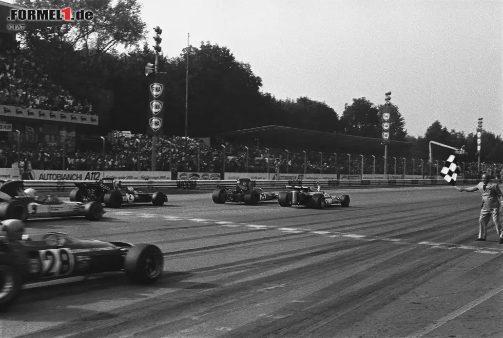 Foto zur News: Die knappsten Zieleinläufe in der Formel-1-Historie waren das Resultat ganz unterschiedlicher Rennen. Nicht nur Windschattenduelle und eine Renndramaturgie, die zum Kauen von Fingernägeln veranlasst, war daran schuld. Auch das Einüben von Siegerfotos und Stallorder bescherten Fotofinishes. Das sind die Top 10.