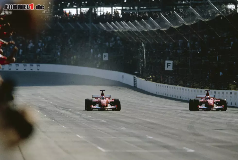 Foto zur News: Platz 2: Rubens Barrichello (Ferrari) schnappt den Sieg beim US-Grand-Prix 2002 Teamkollege Michael Schumacher weg. 0,011 Sekunden ist der Brasilianer in Indianapolis auf dem Zielstrich vorne. Aber nur deshalb, weil der Rekordchampion für das übliche Zielfoto der Roten zu stark abbremst und Barrichello &quot;aus Versehen&quot; vorbeilässt.