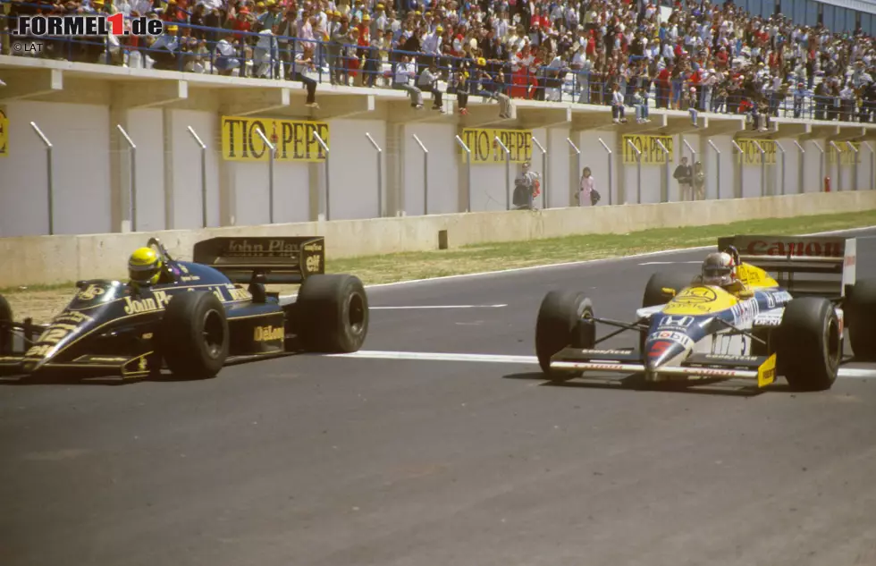 Foto zur News: Platz 3: Der Spanien-Grand-Prix 1986 erlebt, wie der junge Ayrton Senna (Lotus) seinen Rivalen Nigel Mansell (Williams) mehrere Runden lang hinter sich hält, obwohl er die älteren Reifen auf den Achsen hat. 0,014 Sekunden sind es, die der Brasilianer bei der letzten Attacke ins Ziel rettet, doch zunächst jubelt nur der &quot;Löwe&quot;...
