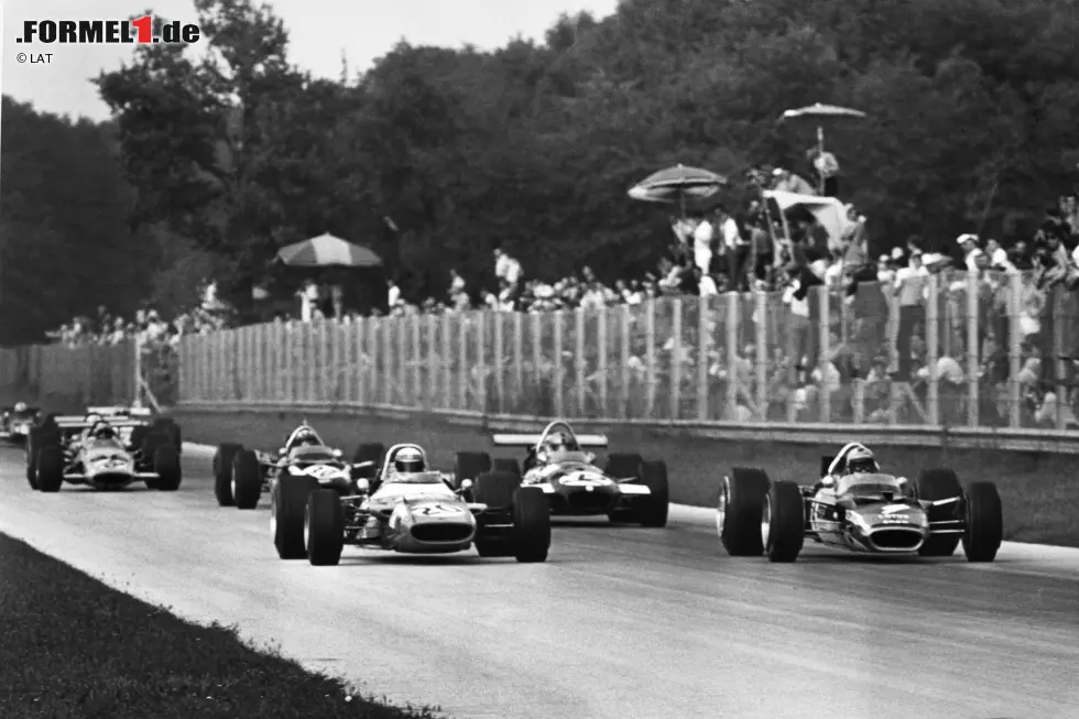 Foto zur News: Platz 5: Jackie Stewart (Matra) bezwingt Jochen Rindt (Lotus) beim Italien-Grand-Prix 1969 nach einem damals Monza-typischen Windschattenepos. 0,080 Sekunden entscheiden zugunsten des Schotten, der sich zum Weltmeister krönt. Auch Jean-Pierre Beltoise (Matra) und Bruce McLaren (McLaren) sind nur 0,170 respektive 0,190 Sekunden zurück.
