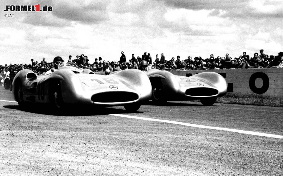Foto zur News: Platz 6: Mercedes&#039; Silberpfeile sind der Konkurrenz beim Frankreich-Grand-Prix 1954 um Lichtjahre voraus. Sie überrunden die gesamte Konkurrenz. Juan Manuel Fangio cruist zum Sieg und lässt seinen deutschen Teamkollegen Karl Kling auf den letzten Metern für ein hübsches Zielfoto herankommen. Maßarbeit: Am Ende trennen sie 0,100 Sekunden.