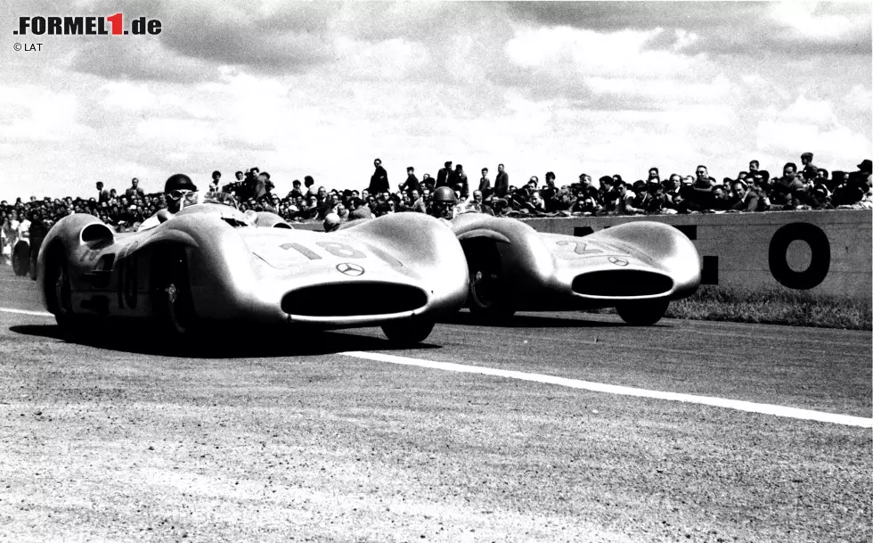 Platz 6: Mercedes' Silberpfeile sind der Konkurrenz beim Frankreich-Grand-Prix 1954 um Lichtjahre voraus. Sie überrunden die gesamte Konkurrenz. Juan Manuel Fangio cruist zum Sieg und lässt seinen deutschen Teamkollegen Karl Kling auf den letzten Metern für ein hübsches Zielfoto herankommen. Maßarbeit: Am Ende trennen sie 0,100 Sekunden. Foto zur News: Platz 6: Mercedes' Silberpfeile sind der Konkurrenz beim Frankreich-Grand-Prix 1954 um Lichtjahre voraus. Sie überrunden die gesamte Konkurrenz. Juan Manuel Fangio cruist zum Sieg und lässt seinen deutschen Teamkollegen Karl Kling auf den letzten Metern für ein hübsches Zielfoto herankommen. Maßarbeit: Am Ende trennen sie 0,100 Sekunden.