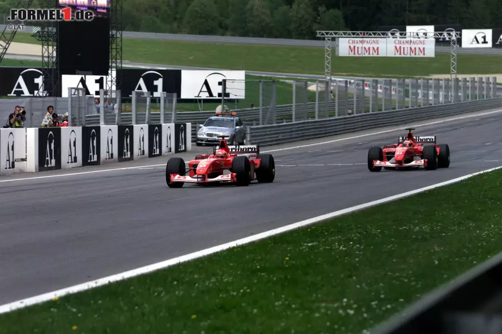 Foto zur News: Platz 9: Rubens Barrichello muss Ferrari-Teamkollege Michael Schumacher beim Österreich-Grand-Prix 2002 in Spielberg auf den letzten Metern überholen lassen und ihm den Sieg abtreten. Demonstrativ gewährt der Brasilianer ihm nur 0,182 Sekunden. Das Publikum buht, der Deutsche tritt seinen Siegerpokal ab, später hagelt es Strafen.