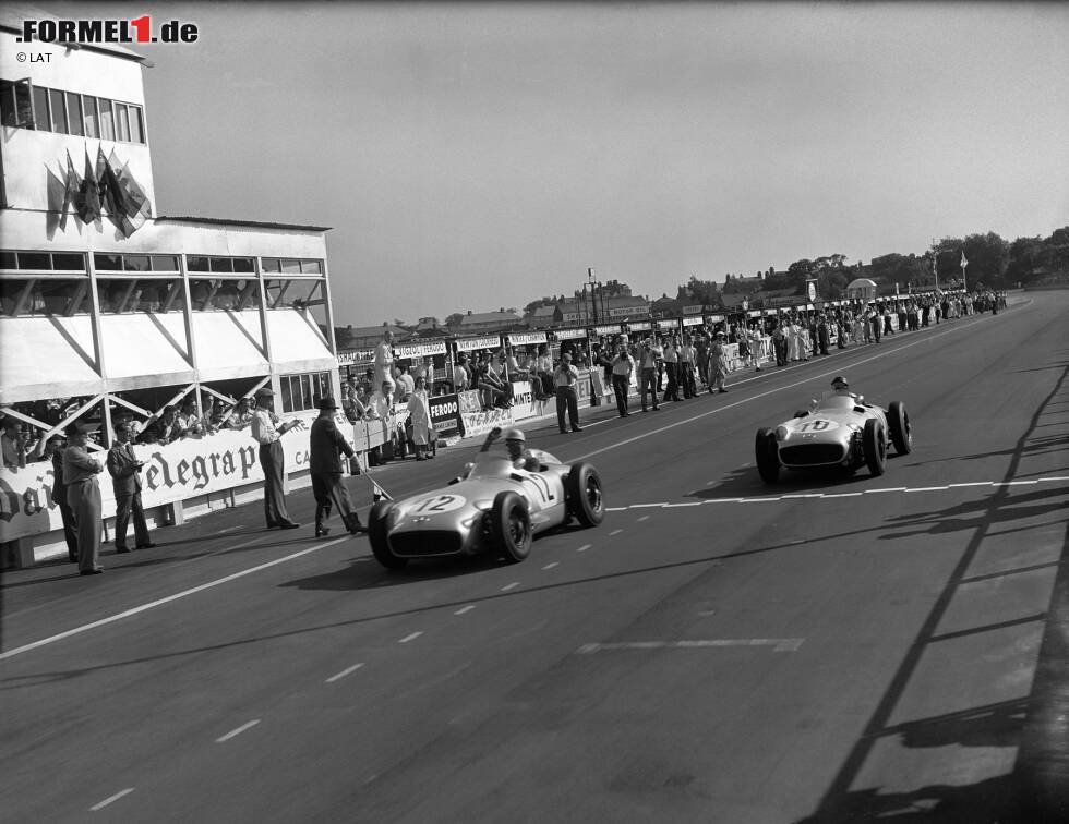 Foto zur News: Platz 10: Die Mercedes-Asse Stirling Moss und Juan Manuel Fangio machen in der Saison 1955 gleich zwei Grands Prix mit 0,200 Sekunden Unterschied unter sich aus. Sein Heimspiel in Aintree (im Bild) gewinnt der Brite, im niederländischen Zandvoort ist der Silberpfeil des Argentiniers hauchdünn vorne.