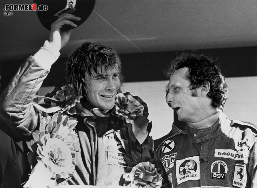 Foto zur News: Niki Lauda (Großbritannien 1976) - 1976 ist das Jahr von James Hunt. Der Brite gewinnt in dieser Saison nicht nur den Titel, er triumphiert auch erstmals vor seinem Heimpublikum in Brands Hatch. Den Sieg darf Hunt allerdings nicht behalten, weil er die erste Runde nach einem Startcrash nicht ordnungsgemäß beendet hatte - Disqualifikation!