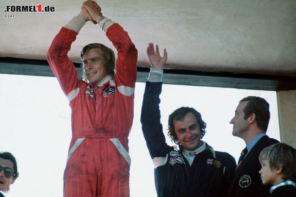 Foto zur News: James Hunt (Spanien 1976) - Wieder Hunt, wieder 1976... Der Brite gewinnt in diesem Jahr unter anderem auch in Jarama, wird allerdings zunächst disqualifiziert, weil sein McLaren M23 zu breit ist. Der Lachende Zweite ist auch in diesem Fall wieder Niki Lauda. Doch dieses Mal hat Hunt das bessere Ende für sich...