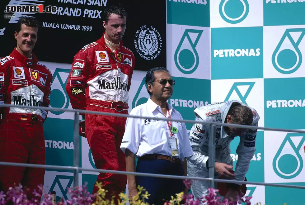 Eddie Irvine (Malaysia 1999) - Das Rennen in Sepang ist aus mehreren Gründen denkwürdig. Zum einen ist die Formel 1 erstmals zu Gast in Malaysia, zum anderen dominiert Michael Schumacher, der zuvor mit einem gebrochenen Bein mehrere Monate ausgefallen war, das Wochenende. Den Sieg überlässt er allerdings seinem Teamkollegen Irvine. Foto zur News: Eddie Irvine (Malaysia 1999) - Das Rennen in Sepang ist aus mehreren Gründen denkwürdig. Zum einen ist die Formel 1 erstmals zu Gast in Malaysia, zum anderen dominiert Michael Schumacher, der zuvor mit einem gebrochenen Bein mehrere Monate ausgefallen war, das Wochenende. Den Sieg überlässt er allerdings seinem Teamkollegen Irvine.
