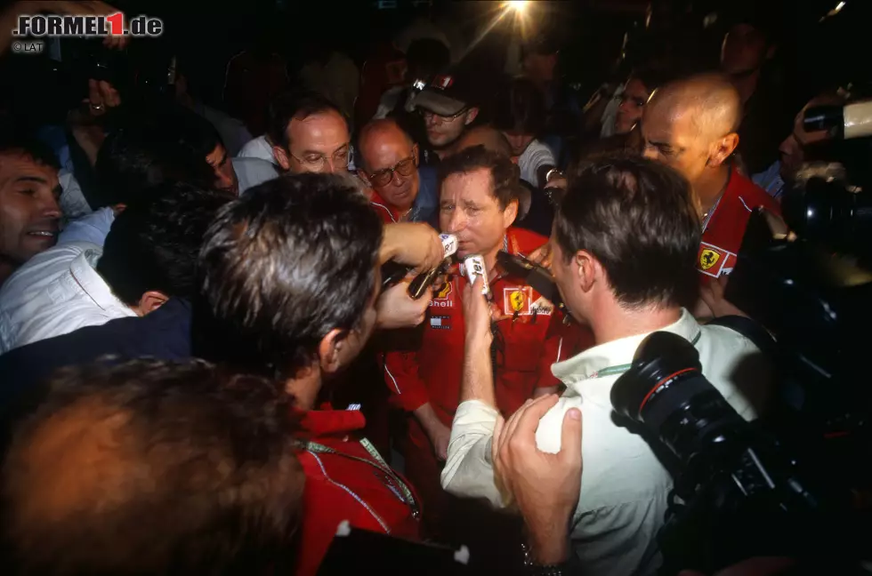 Doch nach dem Rennen werden beide disqualifiziert - die "Barge-Boards" sollen illegal sein. Damit wäre Mika Häkkinen, der den Sieg zunächst erbt, vorzeitig Weltmeister. Ferrari - um Teamchef Jean Todt - protestiert und die FIA nimmt den Ausschluss zurück. Irvine darf seinen Pokal behalten, Häkkinen wird zwei Wochen später Weltmeister. Foto zur News: Doch nach dem Rennen werden beide disqualifiziert - die "Barge-Boards" sollen illegal sein. Damit wäre Mika Häkkinen, der den Sieg zunächst erbt, vorzeitig Weltmeister. Ferrari - um Teamchef Jean Todt - protestiert und die FIA nimmt den Ausschluss zurück. Irvine darf seinen Pokal behalten, Häkkinen wird zwei Wochen später Weltmeister.