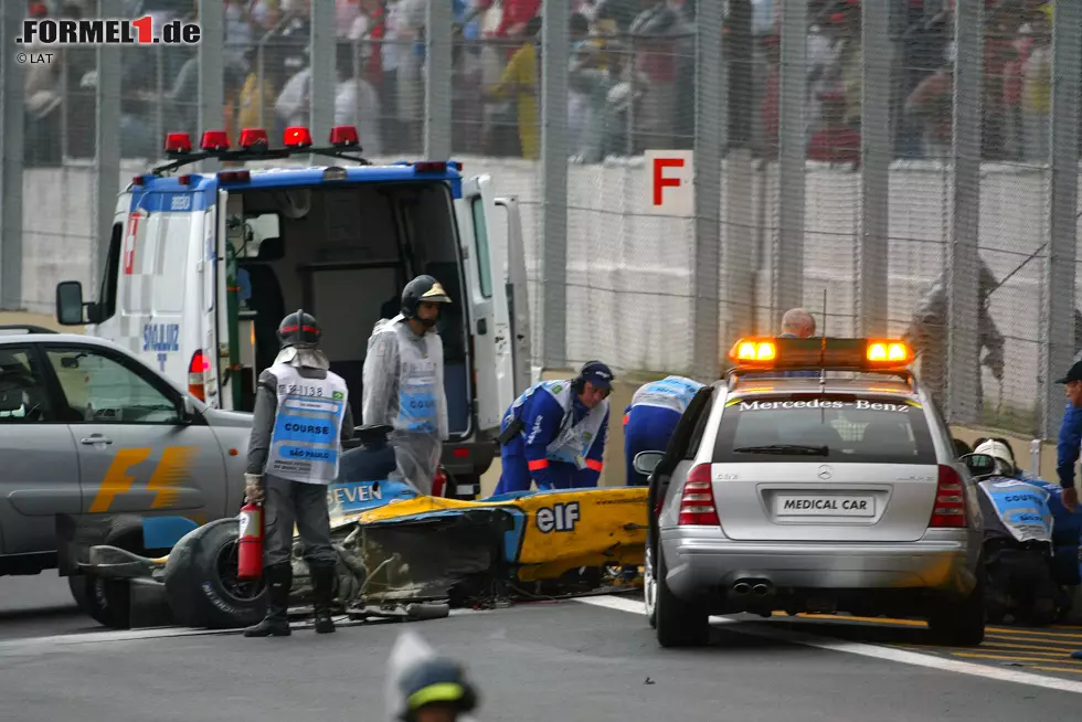 Giancarlo Fisichella (Brasilien 2003) - Das Chaosrennen in Interlagos wird nach einem schweren Unfall von Fernando Alonso in der 56. Runde abgebrochen. Somit müsste das Ergebnis nach 54 Runden als Endstand gewertet werden, doch die Rennkommissare verlieren den Überblick und werten das Ergebnis nach 53 Umlaufen. Foto zur News: Giancarlo Fisichella (Brasilien 2003) - Das Chaosrennen in Interlagos wird nach einem schweren Unfall von Fernando Alonso in der 56. Runde abgebrochen. Somit müsste das Ergebnis nach 54 Runden als Endstand gewertet werden, doch die Rennkommissare verlieren den Überblick und werten das Ergebnis nach 53 Umlaufen.