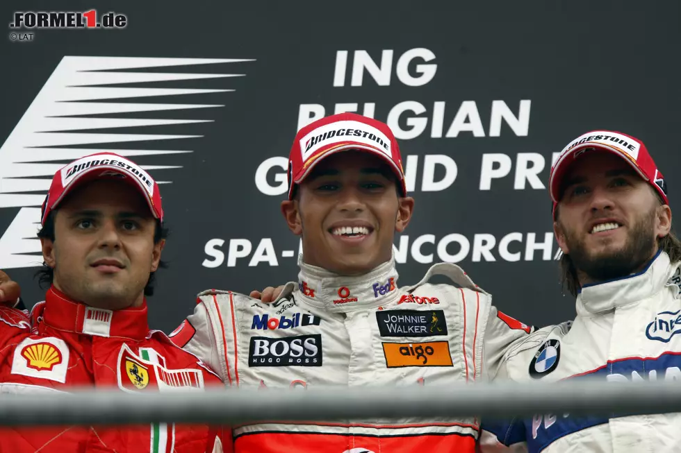 Felipe Massa (Belgien 2008) - Auf dem Podium in Spa jubelt zunächst der spätere Weltmeister Lewis Hamilton, doch zwei Stunden nach dem Rennen erhält der Brite nachträglich eine 25-Sekunden-Strafe, durch die er auf Platz drei zurückgeworfen wird. Ein Überholmanöver kurz vor Schluss wird ihm zum Verhängnis. Foto zur News: Felipe Massa (Belgien 2008) - Auf dem Podium in Spa jubelt zunächst der spätere Weltmeister Lewis Hamilton, doch zwei Stunden nach dem Rennen erhält der Brite nachträglich eine 25-Sekunden-Strafe, durch die er auf Platz drei zurückgeworfen wird. Ein Überholmanöver kurz vor Schluss wird ihm zum Verhängnis.