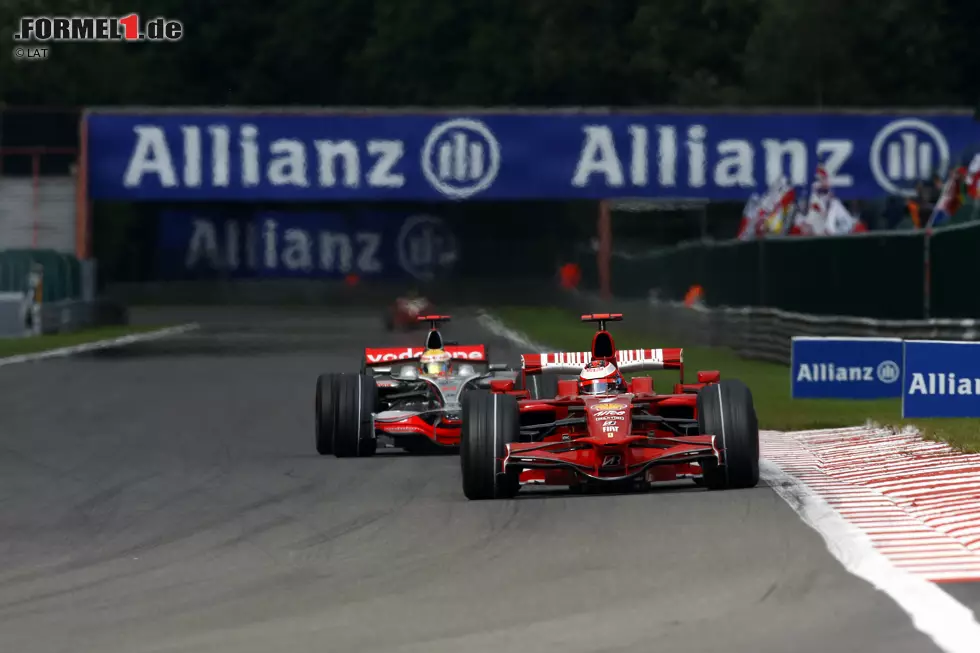 Hamilton überholt Kimi Räikkönen zunächst, lässt dabei allerdings die Schikane aus. Er lässt den Finnen anschließend wieder vorbei, überholt ihn dann aber noch auf der Geraden erneut. Die Rennkommissare erkennen einen unfairen Vorteil. McLaren will Protest einlegen, doch die FIA wertet diesen als unzulässig. Massa bekommt den Sieg. Foto zur News: Hamilton überholt Kimi Räikkönen zunächst, lässt dabei allerdings die Schikane aus. Er lässt den Finnen anschließend wieder vorbei, überholt ihn dann aber noch auf der Geraden erneut. Die Rennkommissare erkennen einen unfairen Vorteil. McLaren will Protest einlegen, doch die FIA wertet diesen als unzulässig. Massa bekommt den Sieg.