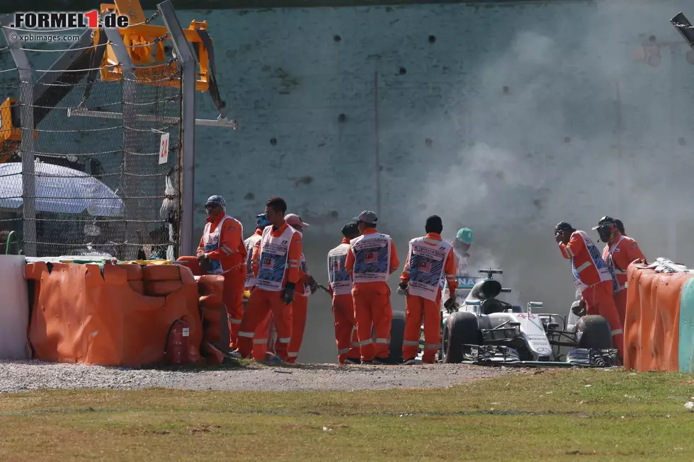 Foto zur News: Mercedes-Pilot Lewis Hamilton schied im Vorjahr in Führung liegend aus. Dem Briten platzte der Motor - ein Vorentscheidung im WM-Kampf. Denn auch wenn Hamilton danach noch vier Sieg einfuhr, war es Nico Rosberg, der den Titel holte.