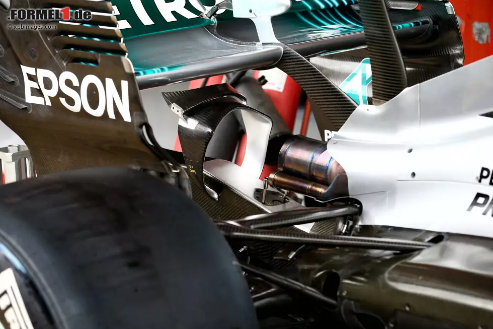 Foto zur News: Unter dem Heckflügel setzt Mercedes auf einen neuen Monkey-Seat-Flügel (das bogenartige Teil hinter dem Auspuff) für mehr Abtrieb.