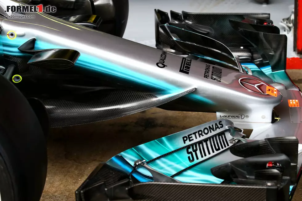 Mercedes nutzt auch die obligatorischen Kameragehäuse (hier ganz links) für aerodynamische Zwecke. Die Teile sind an geschwungenen Halterungen mit einem kleinen Abstand zur Nase montiert und verbreitern sie so wieder. Die Luft wird von ihnen über die Vorderradaufhängung hinweggeführt. Foto zur News: Mercedes nutzt auch die obligatorischen Kameragehäuse (hier ganz links) für aerodynamische Zwecke. Die Teile sind an geschwungenen Halterungen mit einem kleinen Abstand zur Nase montiert und verbreitern sie so wieder. Die Luft wird von ihnen über die Vorderradaufhängung hinweggeführt.