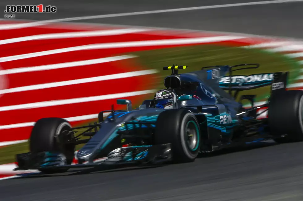 Alle rechneten mit Red Bull, aber das umfangreichste Update-Paket brachte Mercedes zum Europa-Auftakt der Formel-1-Saison 2017 mit. Beim Spanien-Grand-Prix in Barcelona wartet der W08 mit zahlreichen Neuerungen - allen voran im aerodynamischen Bereich - auf. Wir stellen die wichtigsten in unserer Technik-Fotostrecke vor. Foto zur News: Alle rechneten mit Red Bull, aber das umfangreichste Update-Paket brachte Mercedes zum Europa-Auftakt der Formel-1-Saison 2017 mit. Beim Spanien-Grand-Prix in Barcelona wartet der W08 mit zahlreichen Neuerungen - allen voran im aerodynamischen Bereich - auf. Wir stellen die wichtigsten in unserer Technik-Fotostrecke vor.