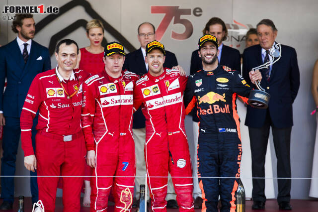 Foto zur News: Die Highlights 2017 zum Durchklicken: 16 Jahre nach Michael Schumacher gewinnt Ferrari wieder in Monaco, und genau wie damals ist es ein Doppelsieg. Einer mit Beigeschmack: Viele Fans vermuten, dass die Scuderia Vettel im Sinne der Fahrer-WM bewusst an Räikkönen vorbeigeschleust hat!