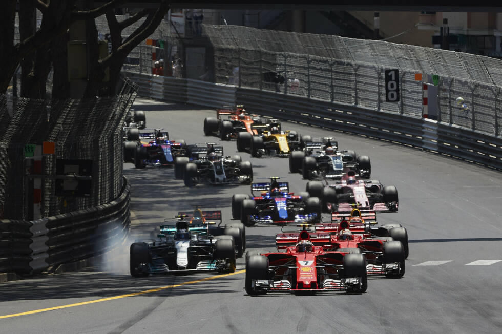 Foto zur News: Weil nur ein Boxenstopp erwartet wird, kommt dem Start besondere Bedeutung zu. Räikkönen meistert die Aufgabe souverän und behauptet die Führung vor Vettel. Bottas kommt am besten weg, muss aber vor Sainte Devote zurückstecken. Auf den ersten acht Plätzen gibt es keine Positionsveränderungen.