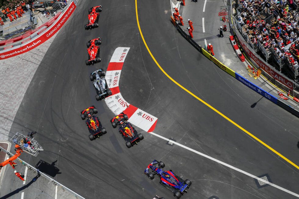 Foto zur News: Knapp wird&#039;s zwischen den Red Bulls: Daniel Ricciardo steckt seine Nase in der ersten Kurve bei Max Verstappen rein, es kommt sogar zu einer leichten Berührung. Die Situation geht für beide glimpflich aus.