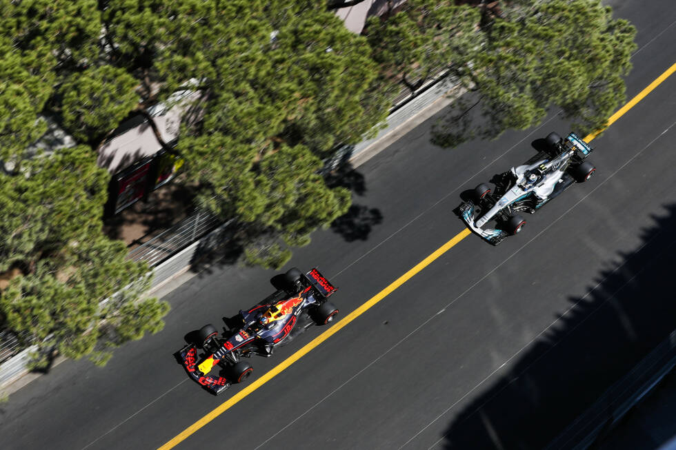 Foto zur News: Bei freier Fahrt wacht Ricciardo auf und dreht plötzlich im Sog von Vettel mit die schnellsten Runden. Die Taktik des Overcut geht auf: Der Australier überholt Bottas und Verstappen und kommt als Dritter wieder auf die Strecke. Sehr zum Ärger von Verstappen, dessen Boxenfunk im TV-Signal überpiepst werden muss.