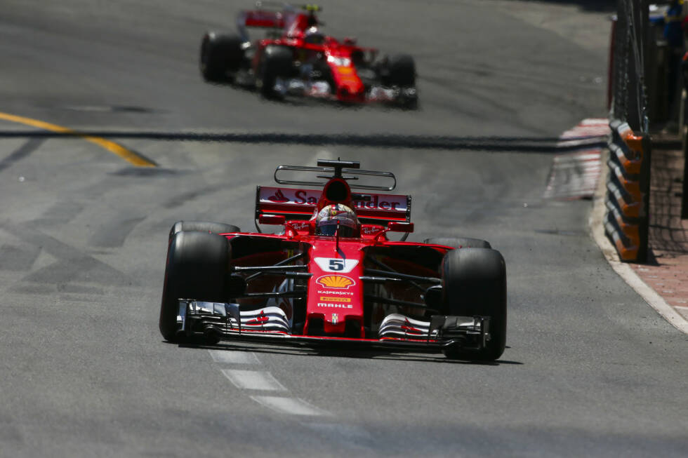Foto zur News: Der Overcut zahlt sich auch für Vettel aus: Als Räikkönen in Runde 34 Reifen wechselt, bleibt er noch fünf Runden draußen. So werden aus 1,1 Sekunden Rückstand 3,0 Sekunden Vorsprung. Und die Verschwörungstheoretiker fragen sich: Warum hat Ferrari Vettel nicht gleich in Runde 35 reingeholt?