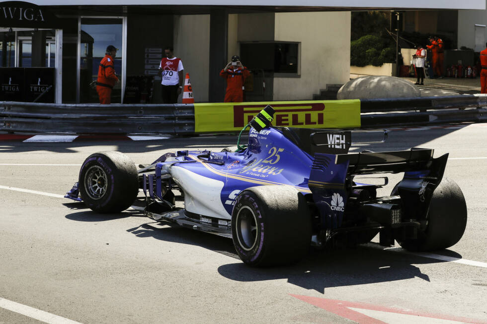 Foto zur News: Kurioser Crash: Wehrlein steht seitlich auf den Reifen, ganz Monaco bangt minutenlang um den Sauber-Fahrer. Dann endlich Entwarnung. In der zweiten Portier-Kurve hat ihn Comeback-Superstar Button übermotiviert zu überholen versucht. &quot;Ziemlich dumm&quot;, urteilt Wehrlein.
