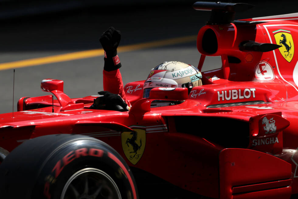 Foto zur News: Für Vettel läuft&#039;s wie am Schnürchen: Erst einmal in Führung, hängt er Räikkönen binnen 17 Runden um 10,5 Sekunden ab. Dritter Sieg im sechsten Rennen: Jetzt kann er sich in Montreal schon eine Nullnummer leisten, und er würde trotzdem garantiert als WM-Leader nach Baku kommen - selbst wenn Hamilton gewinnen sollte.