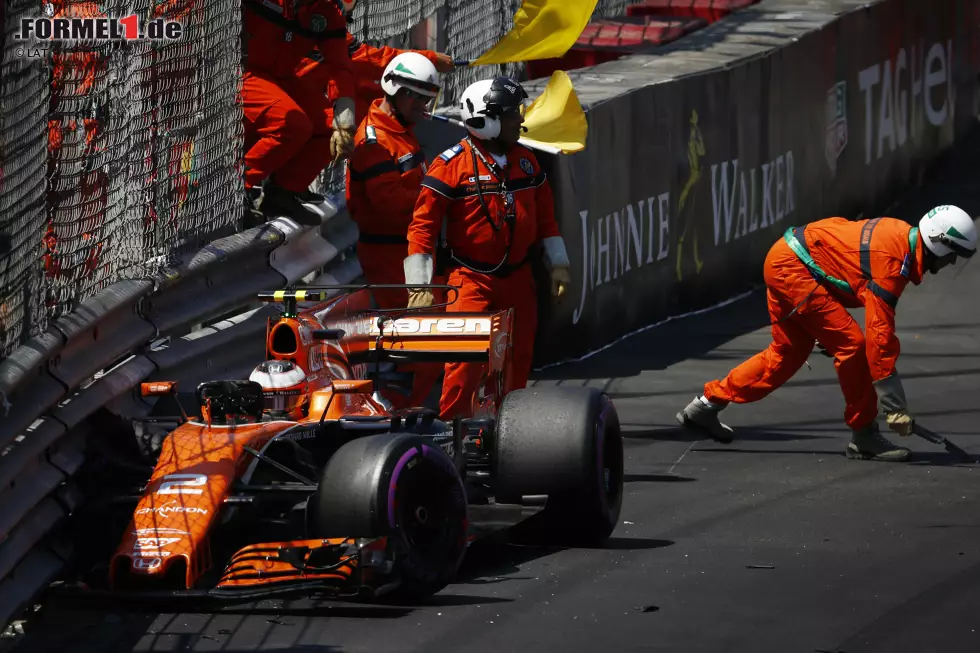 Foto zur News: Der wichtigste Samstag des Jahres: Rookie Stoffel Vandoorne zieht in sein erstes Q3 der Saison 2017 ein, wirft den McLaren aber am Schwimmbad in die Leitplanken. Pech für den strauchelnden Mitfavoriten Lewis Hamilton: Wegen der gelben Flaggen muss er seinen letzten Schuss abbrechen - und scheidet als 14. vorzeitig aus.