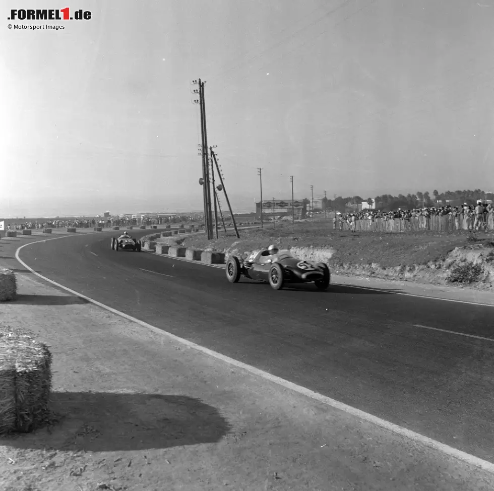 Foto zur News: Robert La Caze (Marokko): In einem solchen Cooper T45 Climax (im Bild Bruce McLaren) trat der in Paris geborene La Caze 1958 beim Grand Prix in Casablanca an, den er als 14. abschließen konnte. Zuvor hatte er sich vor allem als Rallyefahrer einen Namen gemacht - und war zudem marokkanischer Meister im Skifahren.