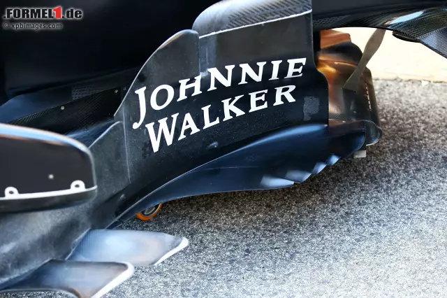 Und McLaren? Die haben ihren kompletten neuen Fahrer auf die Windabweiser geschrieben - natürlich nur ein Scherz! Bei McLaren weiß man noch nicht, welche Lösung man präsentieren möchte, und ließ das Auto daher heute blank. Foto zur News: Und McLaren? Die haben ihren kompletten neuen Fahrer auf die Windabweiser geschrieben - natürlich nur ein Scherz! Bei McLaren weiß man noch nicht, welche Lösung man präsentieren möchte, und ließ das Auto daher heute blank.