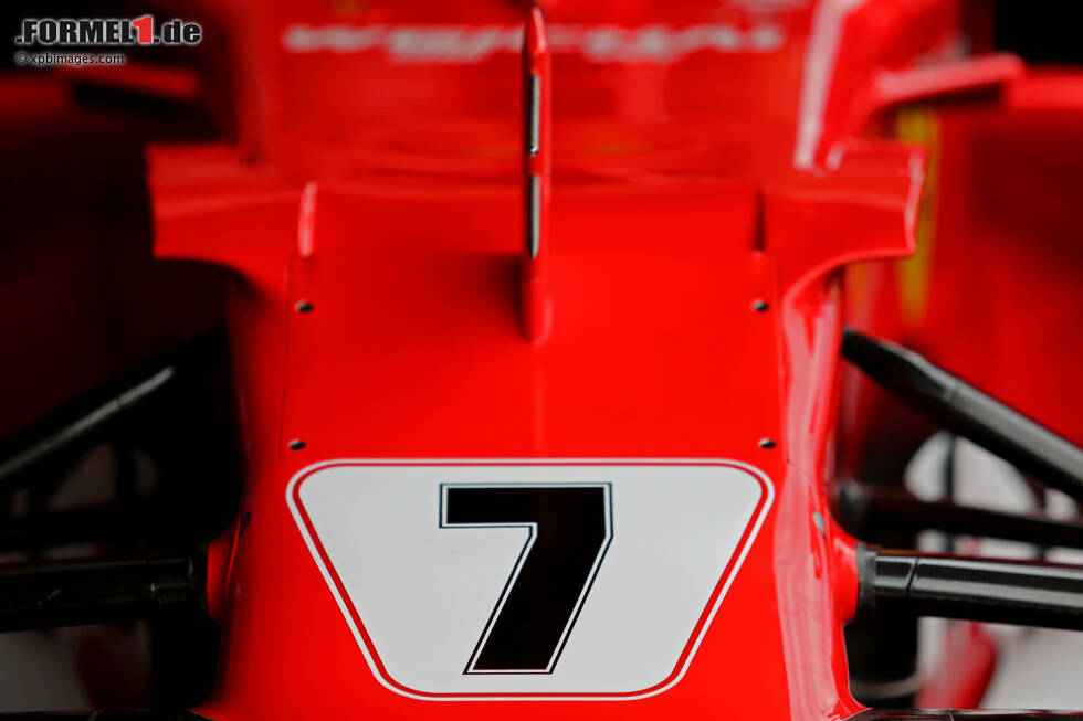 Foto zur News: Bei Ferrari präsentiert man eine Art Retro-Look. Die 7 von Kimi Räikkönen ist in einem weißen Trapez eingehüllt, die doch an eine längst vergessene Zeit erinnert.
