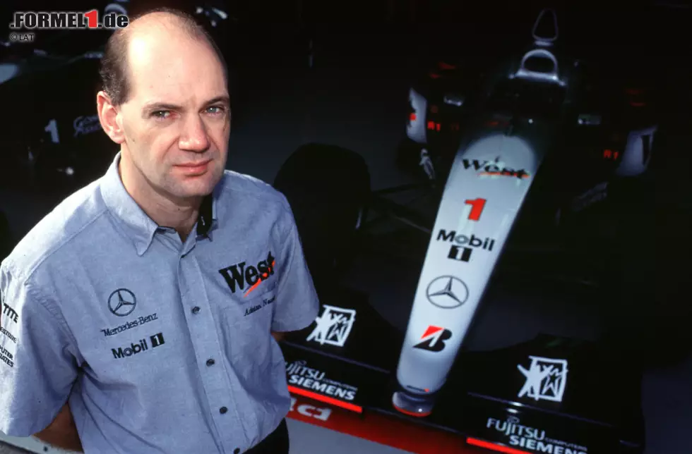 Foto zur News: Designguru Adrian Newey erschuf in seiner seit 1988 währenden Formel-1-Karriere 14 Autos, die WM-Titel einfuhren. Die Boliden, die er für Williams, McLaren und Red Bull auf das Zeichenbrett brachte, fuhren über 150 Grand-Prix-Siege ein. Wir zeigen die Geniestreiche des Briten.