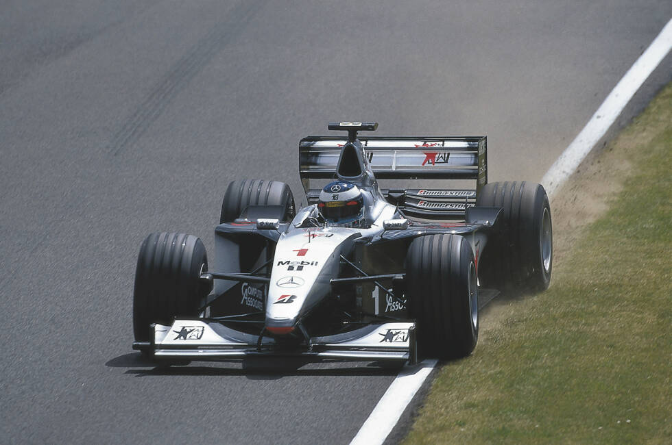 Foto zur News: 1999: Auch der Nachfolger MP4/14 ist mit dem Finnen am Volant nicht zu toppen, die Konstrukteurs-Krone jedoch geht an Ferrari. Damit schwindet die Dominanz McLarens und für Newey beginnt eine Durstrecke, die erst nach seinem Wechsel zu Red Bull endet.
