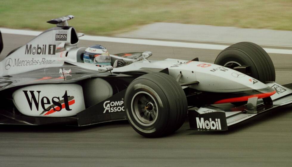 Foto zur News: 1998: Der MP4/13 bedeutet für McLaren und Mika Häkkinen die Rückkehr an die Spitze. Es ist der erste Silberpfeil, der komplett seiner Feder entspringt.