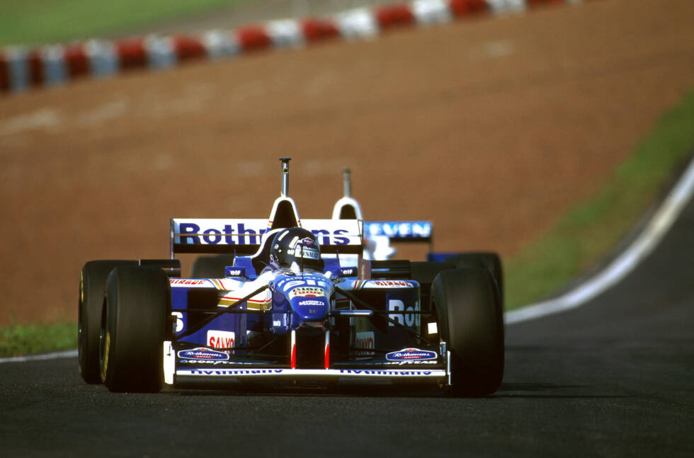 Foto zur News: 1996: Mit dem FW18 führt das Designgenie Williams zurück an die Spitze und hievt Damon Hill erstmals auf den Formel-1-Thron. Dennoch will Newey weg und heuert nach einer Arbeitssperre bei McLaren an ...