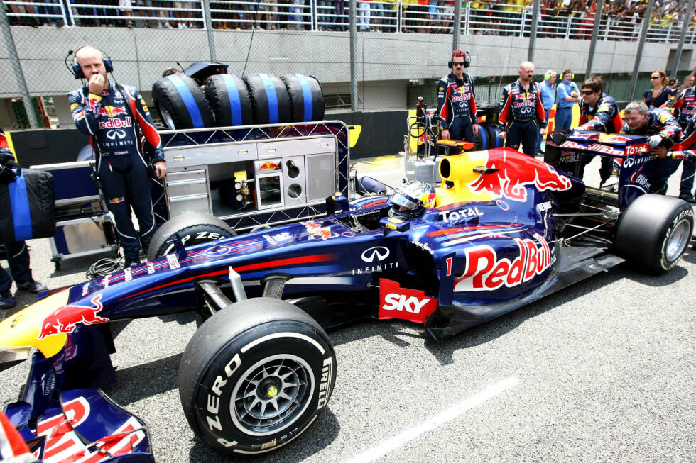 Foto zur News: 2011: Der RB7 ist auch dank Vettel haushoch überlegen und tütet das nächste Red-Bull-Double ein.