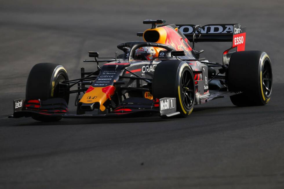 Foto zur News: 2021: Elf Siege schaffen die Red-Bull-Fahrer Max Verstappen und Sergio Perez mit dem RB16B, am Ende steht Verstappen nach dem Finale in Abu Dhabi als Weltmeister fest - nach einem packenden Duell mit Mercedes-Fahrer Lewis Hamilton und einem kontroversen Saisonfinish.