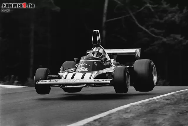 Gleich in seiner Debütsaison feiert der Schweizer - ausgerechnet beim Ferrari-Heimspiel in Monza - seinen ersten Sieg. Anschließend dauert es aber fast vier Jahre, bevor er auf dem Nürburgring Sieg Nummer zwei einfahren kann. Am Ende des Jahres verpasst er den Titel hauchdünn um drei Punkte an Emerson Fittipaldi. Weltmeister wird er nie. Foto zur News: Gleich in seiner Debütsaison feiert der Schweizer - ausgerechnet beim Ferrari-Heimspiel in Monza - seinen ersten Sieg. Anschließend dauert es aber fast vier Jahre, bevor er auf dem Nürburgring Sieg Nummer zwei einfahren kann. Am Ende des Jahres verpasst er den Titel hauchdünn um drei Punkte an Emerson Fittipaldi. Weltmeister wird er nie.