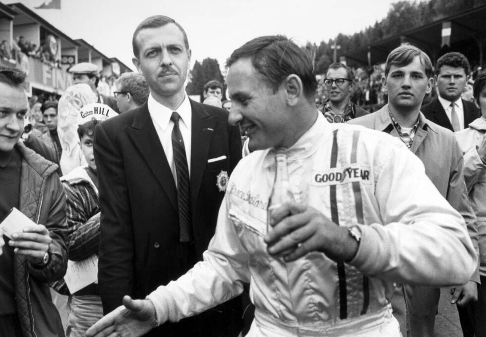 Foto zur News: Bruce McLaren bleibt das Kunststück, mit einem eigenen Boliden den Titel zu gewinnen, bis zu seinem Tod 1970 verwehrt. Immerhin: Im McLaren M7A gewinnt er 1968 in Spa nach mehr als sechs Jahren endlich mal wieder einen Grand Prix - auch wenn er dabei davon profitiert, dass Spitzenreiter Jackie Stewart kurz vor Schluss der Sprit ausgeht.