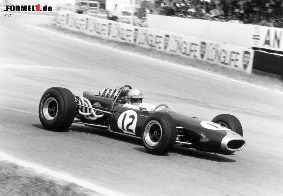"Black Jack" gewinnt 1959 und 1960 jeweils die WM, doch danach folgt eine lange Dürreperiode. Erst 1966 kehrt er mit dem Brabham BT19 auf die Siegerstraße zurück - und schnappt sich am Ende des Jahres gleich auch noch Titel Nummer drei. Es ist bis heute das einzige Mal, dass ein Fahrer in einem selbst konstruierten Wagen Weltmeister wird! Foto zur News: "Black Jack" gewinnt 1959 und 1960 jeweils die WM, doch danach folgt eine lange Dürreperiode. Erst 1966 kehrt er mit dem Brabham BT19 auf die Siegerstraße zurück - und schnappt sich am Ende des Jahres gleich auch noch Titel Nummer drei. Es ist bis heute das einzige Mal, dass ein Fahrer in einem selbst konstruierten Wagen Weltmeister wird!
