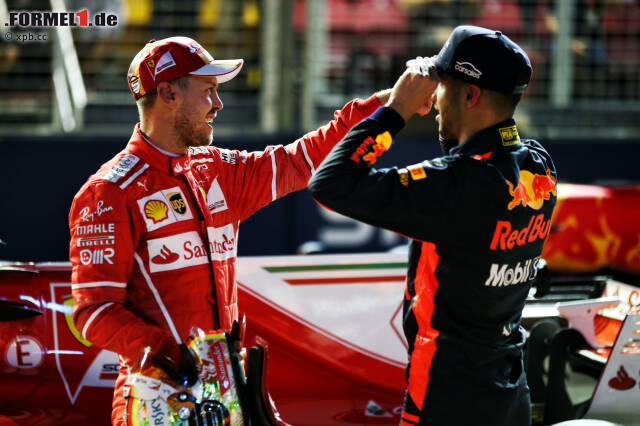 Foto zur News: Dabei fängt alles vielversprechend an: Trotz eines Mauerkusses fährt Vettel vor den beiden Red Bulls auf Pole. Der bislang schnellste Mann des Wochenendes, Daniel Ricciardo, wird Dritter. Und Niki Lauda sagt über Hamiltons fünften Platz: "Da geht nix mehr." Aber Hamilton ahnt: "Vettel hat Verstappen neben sich. Da kann alles passieren!"