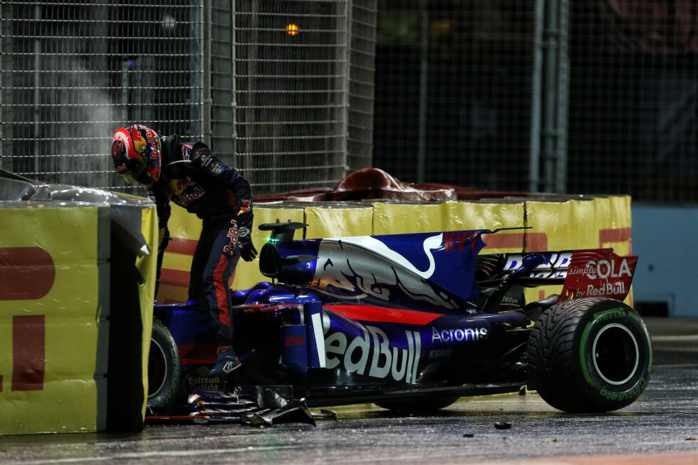 Foto zur News: Die zweite Safety-Car-Phase: Daniil Kwjat setzt seinen Toro Rosso an elfter Stelle liegend in die Mauer. &quot;Mein Fehler&quot;, gibt er zu. &quot;Ich habe Magnussen überholt. Danach blockierten meine Räder und ich konnte nicht mehr bremsen.&quot;