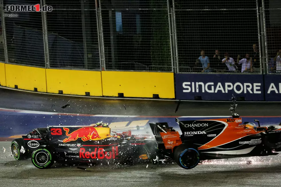 Als "Kollateralschaden" reißen Verstappen und Räikkönen beim Austrudeln auch noch den völlig schuldlosen Fernando Alonso mit, der hinter Vettel und Hamilton als Dritter in die erste Kurve eingebogen ist. "Hundertprozentig" wäre er aufs Podium gefahren, seufzt der McLaren-Star. "Die Frage ist eher: Hätten wir gewonnen?" Foto zur News: Als "Kollateralschaden" reißen Verstappen und Räikkönen beim Austrudeln auch noch den völlig schuldlosen Fernando Alonso mit, der hinter Vettel und Hamilton als Dritter in die erste Kurve eingebogen ist. "Hundertprozentig" wäre er aufs Podium gefahren, seufzt der McLaren-Star. "Die Frage ist eher: Hätten wir gewonnen?"